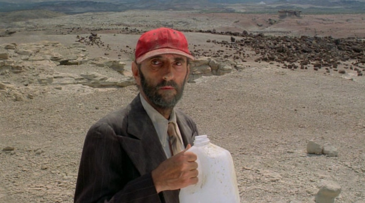 Трэвис Хэндерсон, главный нерой фильма, после четырёхлетних скитаний (Гарри Дин Стэнтон)