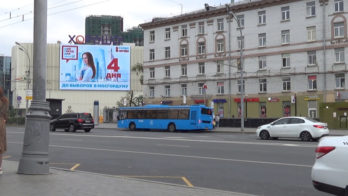 Остановка автобуса возле метро Полежаевская. Фото с другой стороны дороги