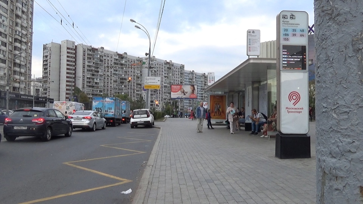 Расстояние от скамейки до автобуса там около четырёх метров