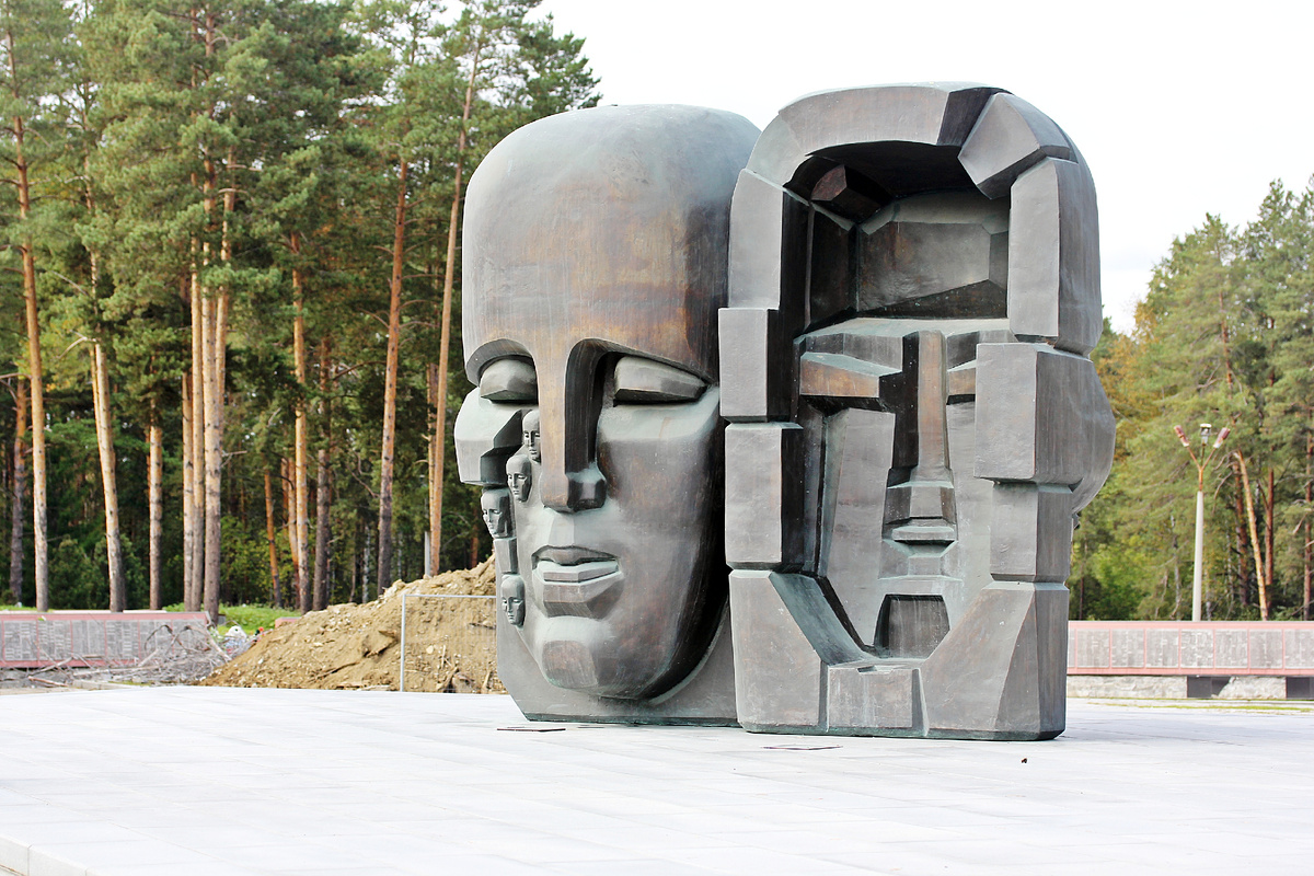 Маски скорби — первое, что встречает приехавших сюда