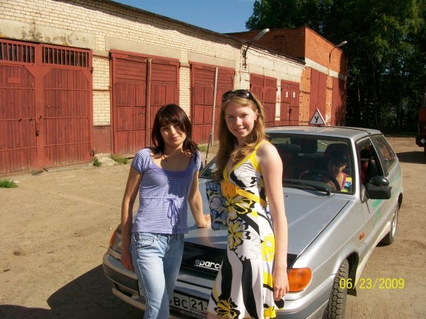 Это мы с девочками на нашем автодроме, 2009 год