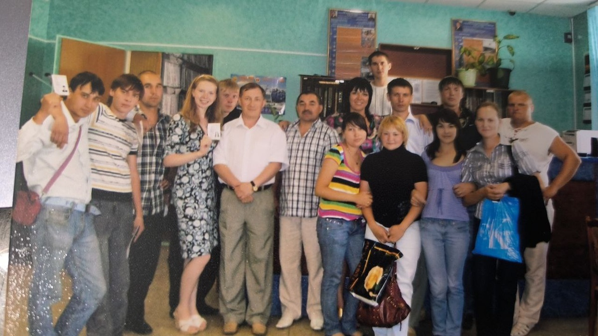 Вот наша группа. Молодые и зелёные)) права ещё выдавали большие, сейчас уже меньше по размеру. Вспомнила, что была старостой группы.