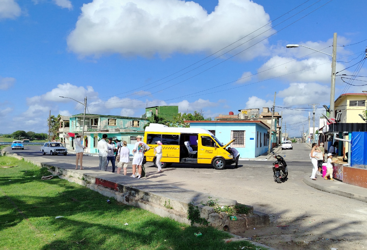 Матансас, Куба. Поломка нашего микроавтобуса.