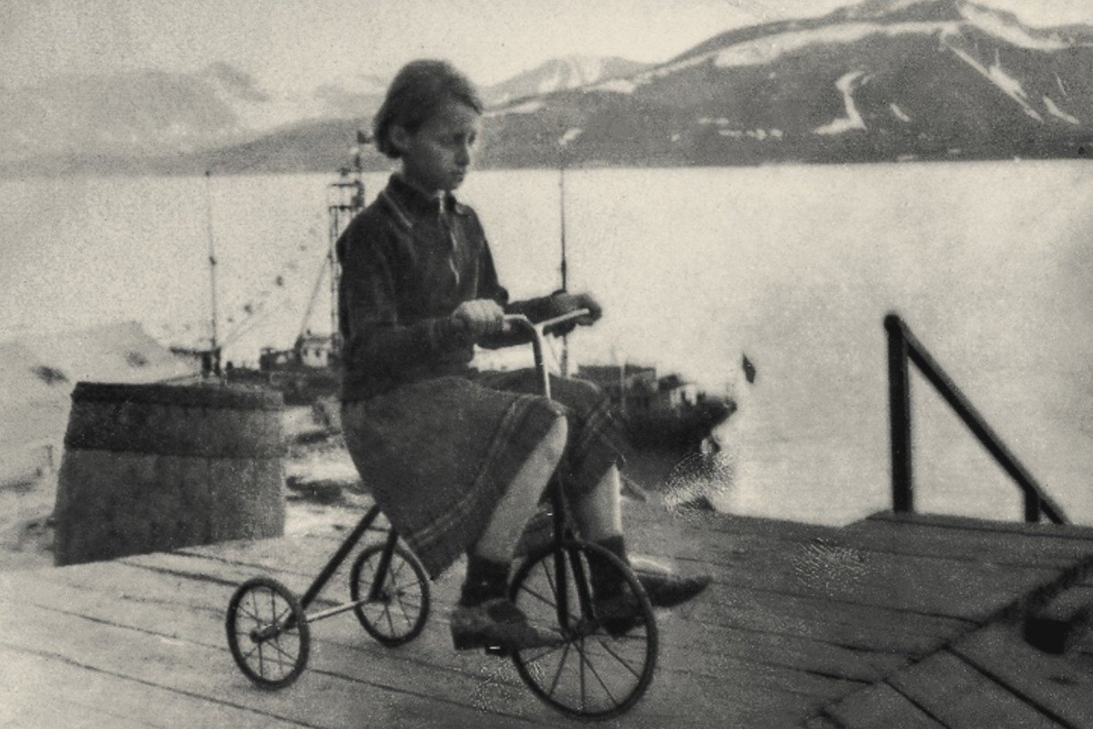    Майя Плисецкая на Шпицбергене, 1931 год (из архива Азария Плисецкого). иллюстрация из книги Азария Плисецкого «Век Майи»