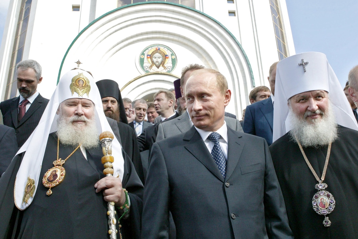    Патриарх Московский и всея Руси Алексий II, президент России Владимир Путин и митрополит Смоленский и Калининградский Кирилл во время посещения Кафедрального собора Христа Спасителя. / Фото: Игорь Зарембо/ТАСС