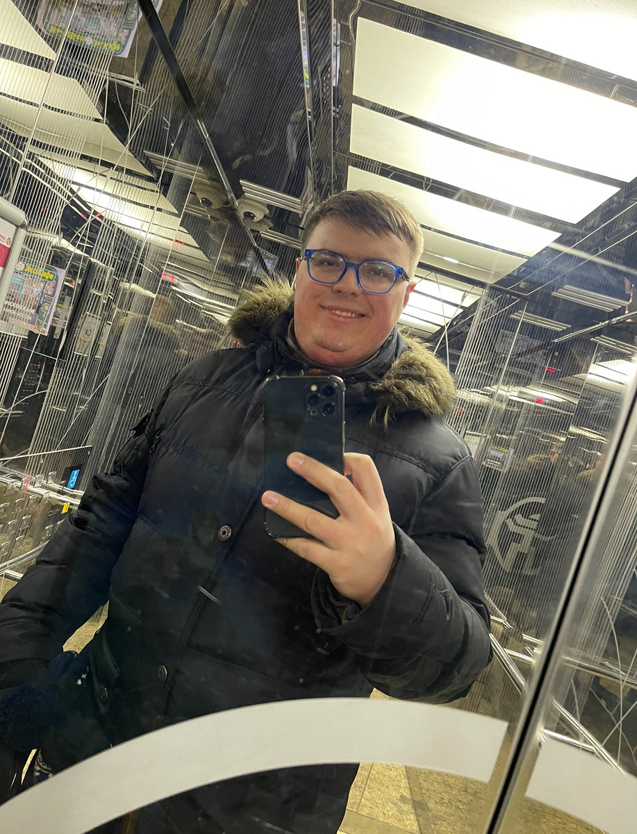 Себяшечка из лифта того самого апарт-отеля 😅! В одной из следующих статей про переезд обязательно расскажу о нем. А сейчас его название постараюсь сохранить в тайне 🤫. Фото: Михаил Лайф Влог