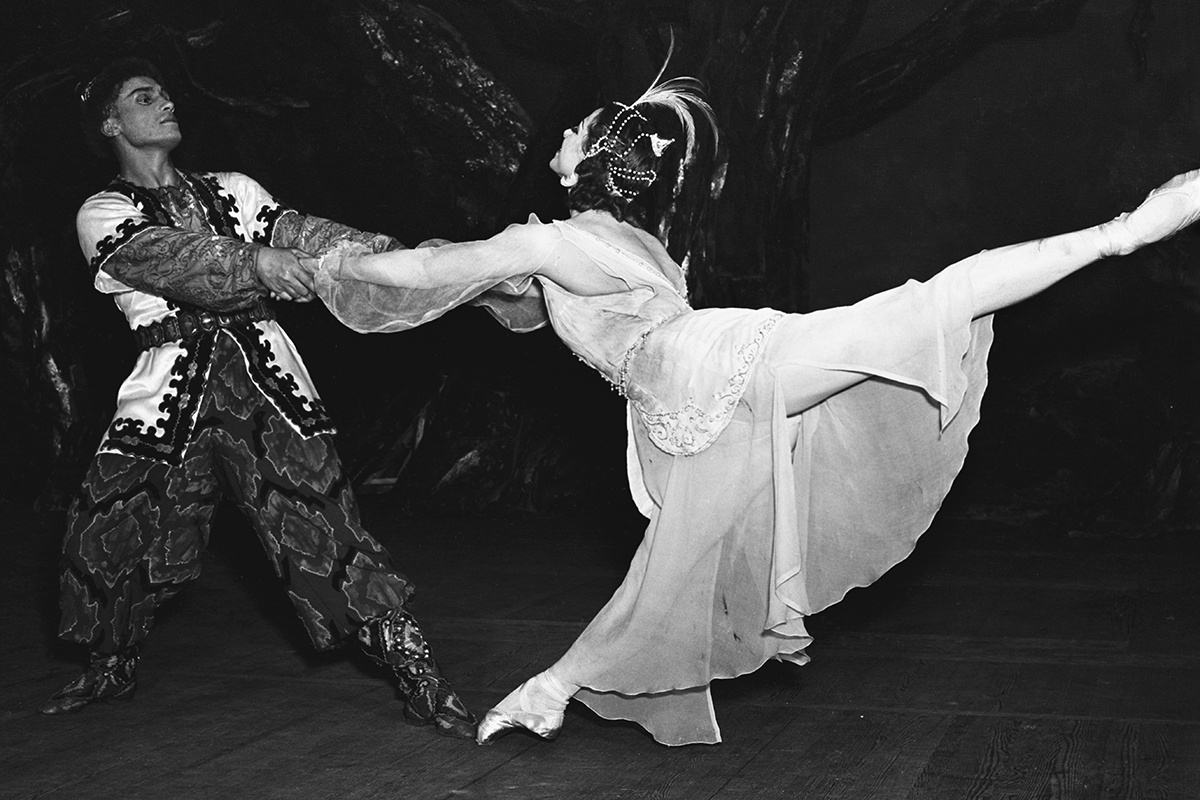 Василий Малышев / РИА Новости📷Сцена из балета Фарида Яруллина «Шурале». В роли девушки-птицы Сююмбике — заслуженная артистка Майя Плисецкая, 1955 год