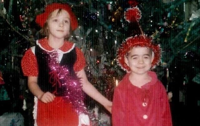 Любимый окстюм красной шапочки и фото с младшим братом