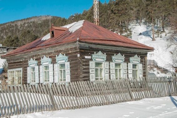 Старый дом под классической железной кровлей