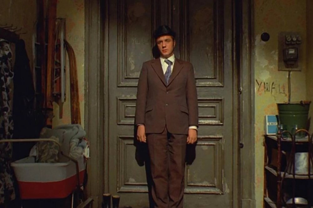    Леонид Куравлев в «Афоне», а на стене слева от него надпись «Ушац», 1975 год. Кадр из фильма