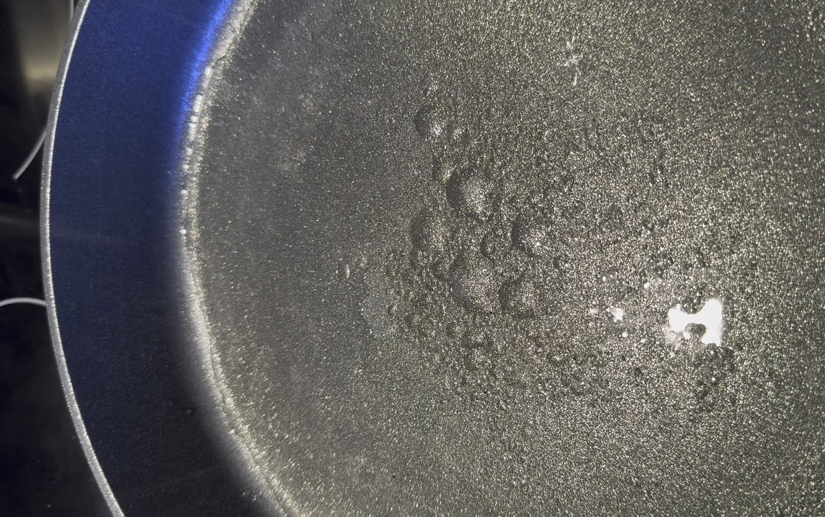 Люди в интернете активно обсуждают проблему — у кого-то еще серьезнее моего "пузыри" вылезают