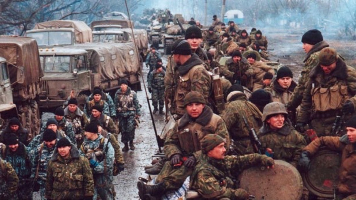 За метания наверху расплачивались войска. 