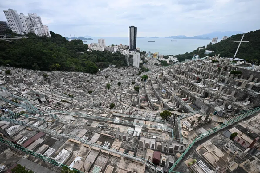 ВУот так выглядит гонконгское кладбище на склоне