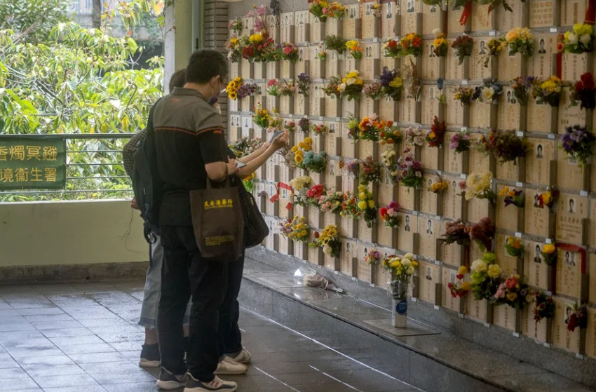 Вот так выглядит типичный колумбарий в городе, как видите, все цветы свежие!