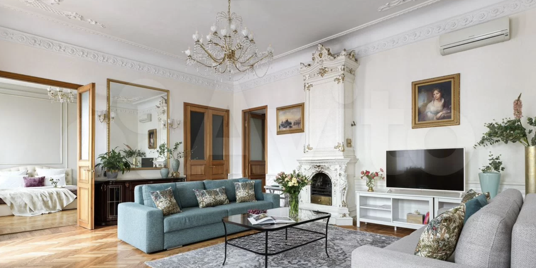 Выразительная трёхкомнатная квартира с окнами на Казанский собор Санкт-Петербурга