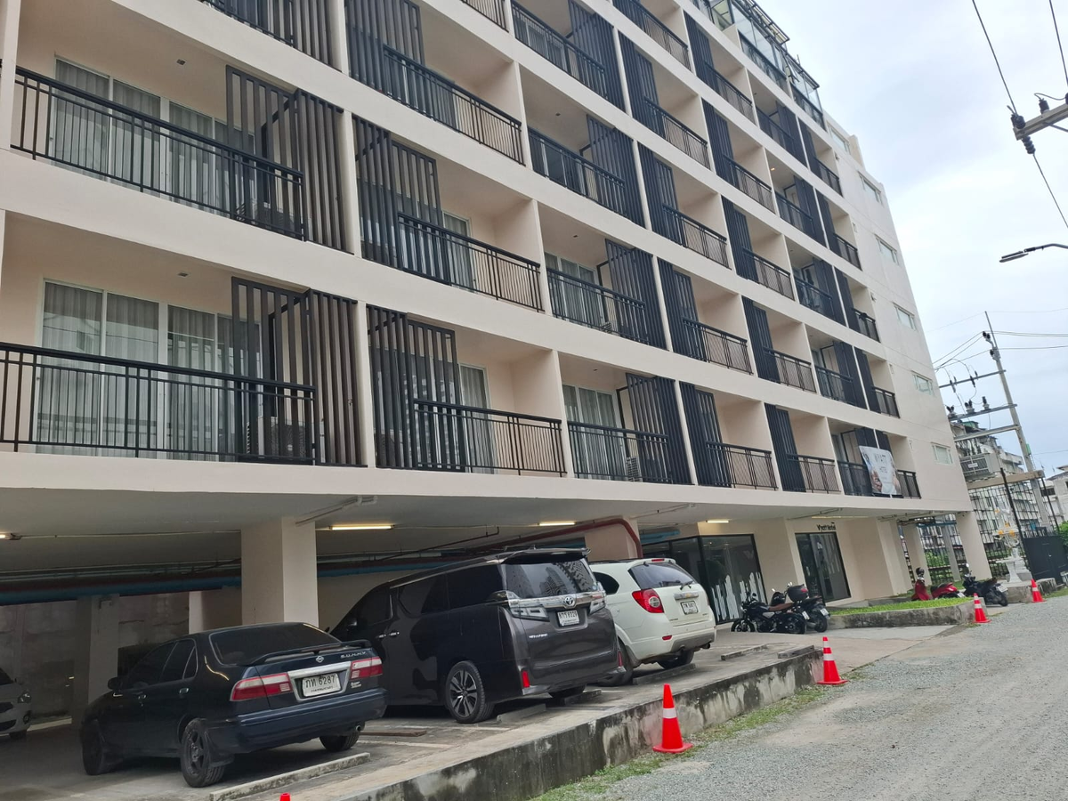 Вот здесь на третьем этаже  живут наши туристки, снимая один номер на двоих для экономии. 