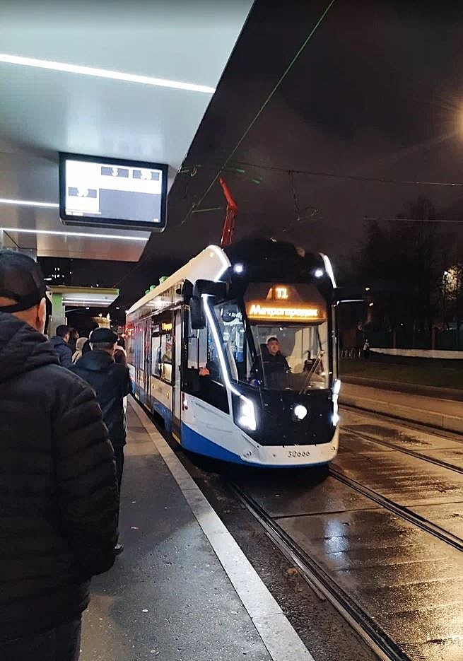 Трамвай "Львёнок" в Москве маршрута Т1 прибывает на остановку.