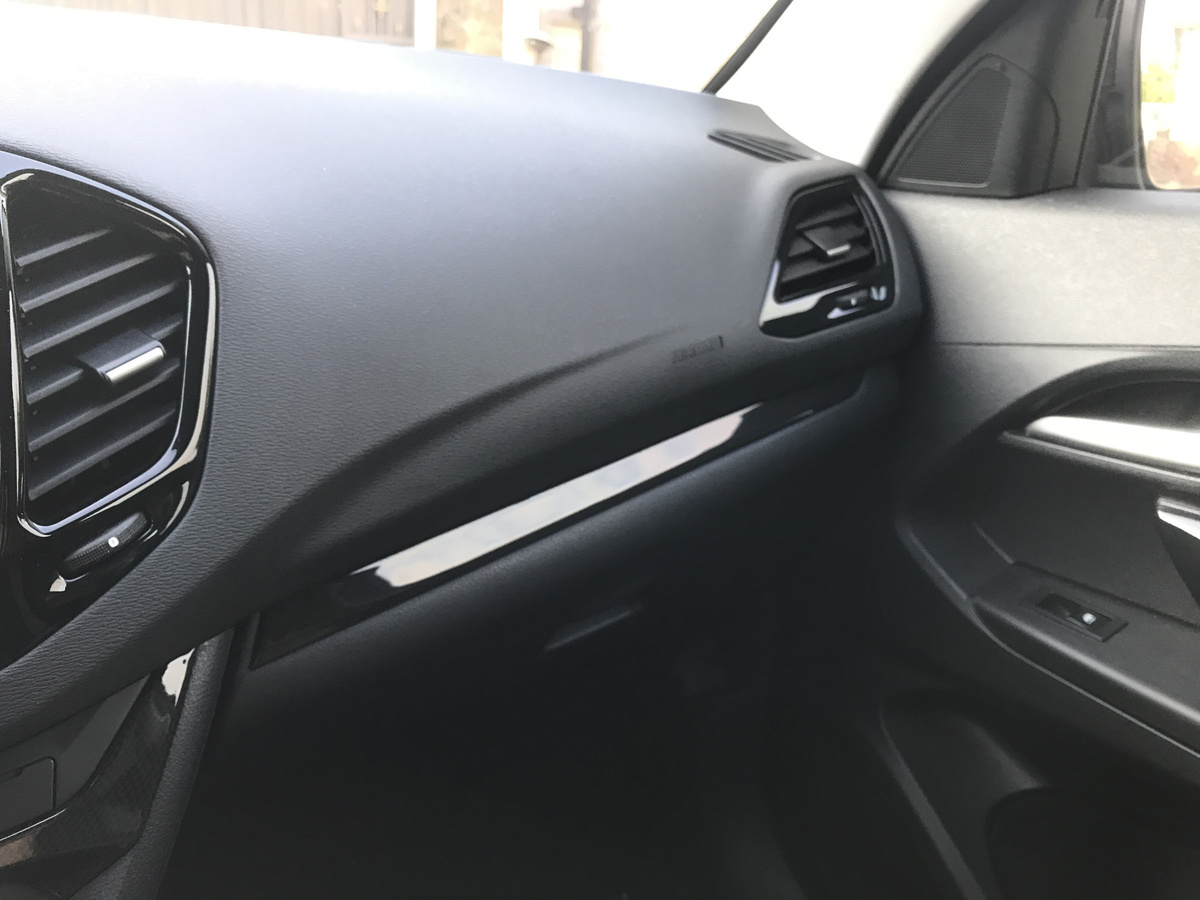 Первый шаг к стильному интерьеру — замена стандартных пластиковых элементов салона на черный глянец. Такой материал выглядит более современно и элегантно, придает салону глубину и визуальную насыщенность. Для этого можно заказать готовые накладки на маркетплейсах. Важно выбрать качественный материал, чтобы он был устойчив к царапинам и легко очищался. Такой тюнинг не только улучшит внешний вид, но и создаст ощущение премиальности внутри автомобиля.