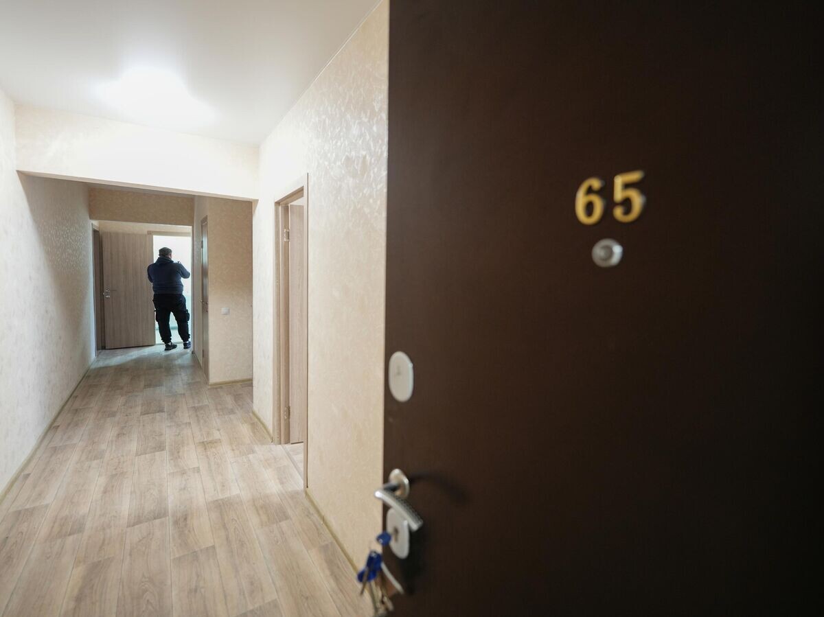    Мужчина в новой квартире в Мариуполе© РИА Новости / Александр Иванов