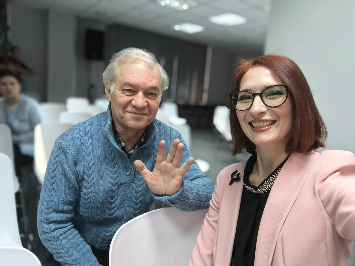 Сергей Александрович Коробов и автор канала на областных краеведческих чтениях (© Анна, «Маяк энерджайзера»)