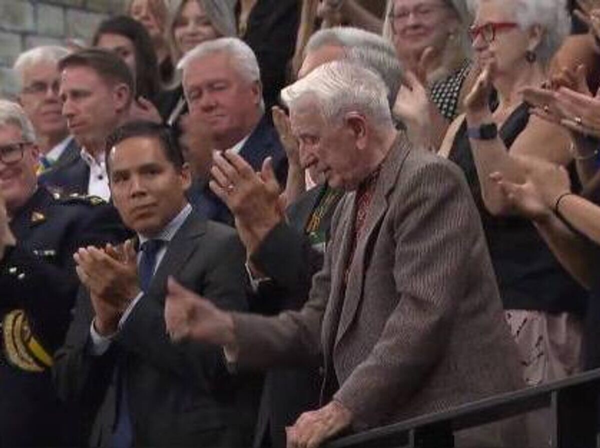    Ветеран дивизии СС "Галичина" Ярослав Хунка (Гунько) во время визита Владимира Зеленского в парламент Канады© Кадр трансляции телеканала CBC