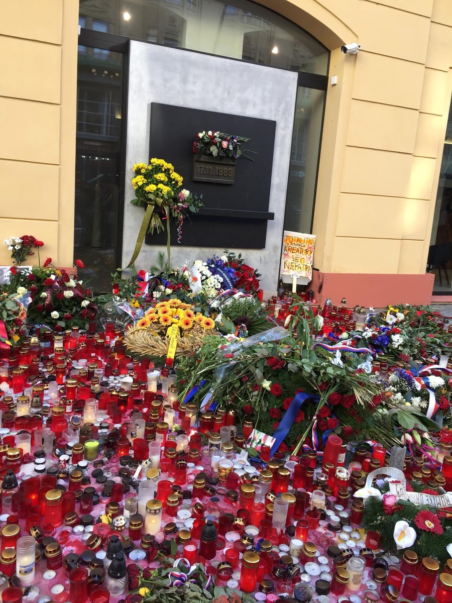 Мемориальная доска в Праге