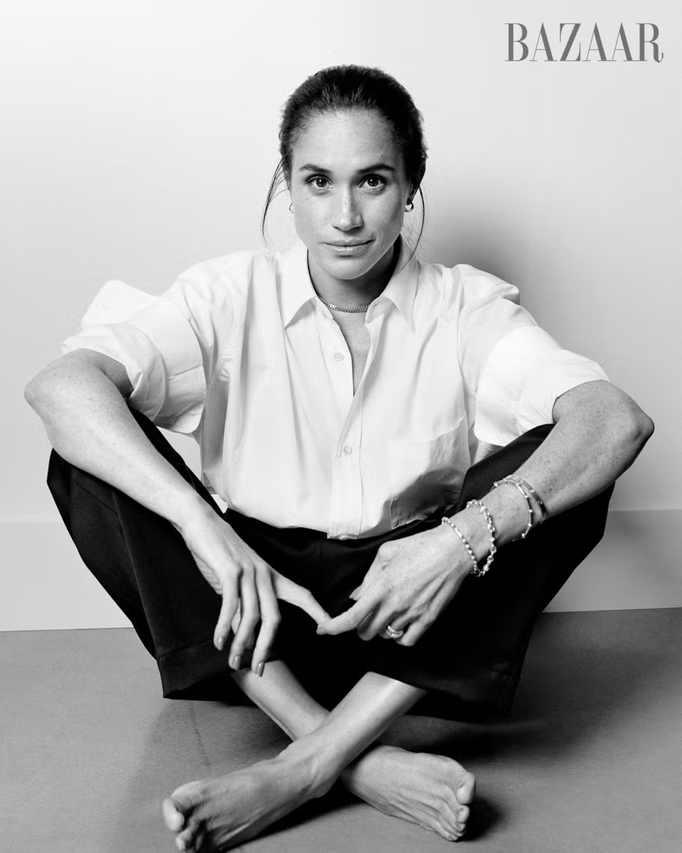 Рубашка и брюки,Celine. Earrings, HOWL. Ожерелье Clash de Cartier,Cartier. Браслет-цепочка со штангой,David Webb. Bracelets, Sidney Garber.