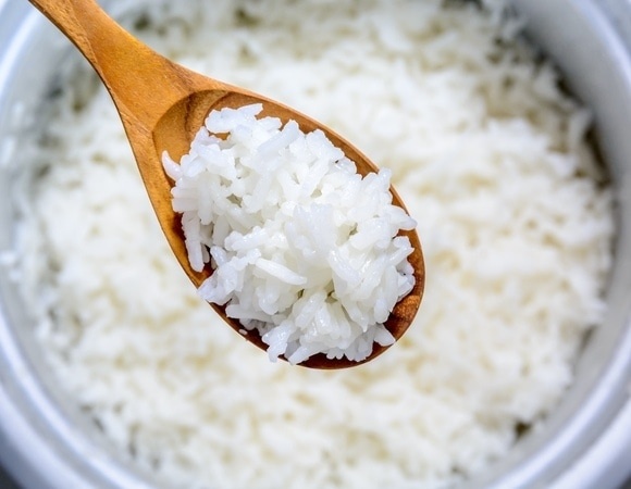 Когда солить рис — нужно успеть в этот момент, иначе гарнир останется пресным