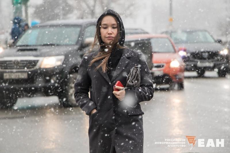    ЕАН. Девушка в капюшоне