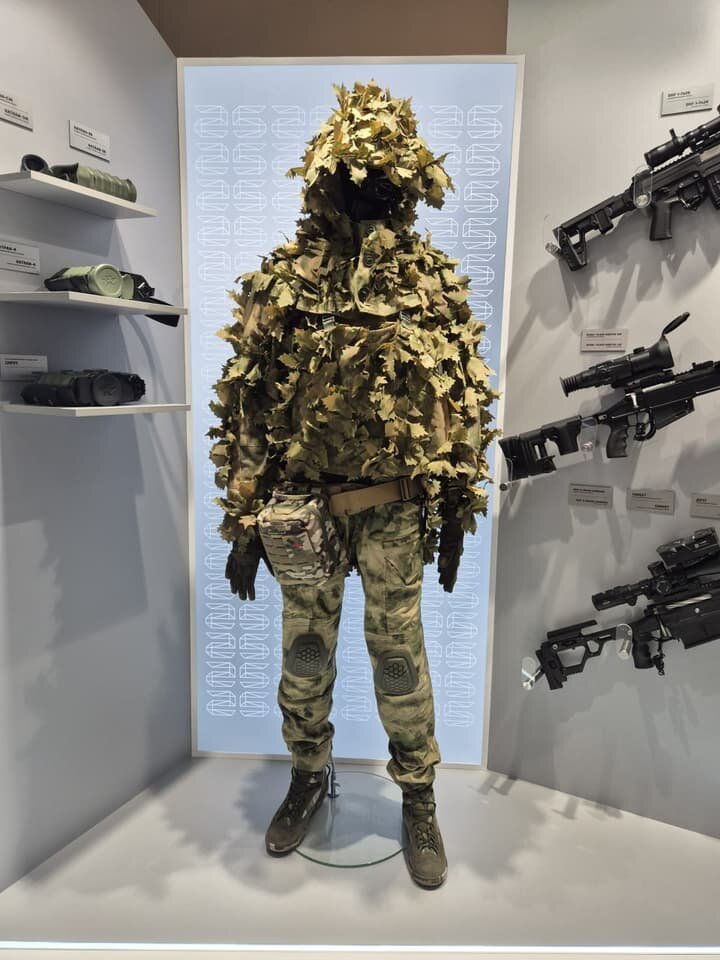   Снаряжение и оружие бойца спецподразделения на выставке, организованной в рамках XIII международной встречи высоких представителей, курирующих вопросы безопасности