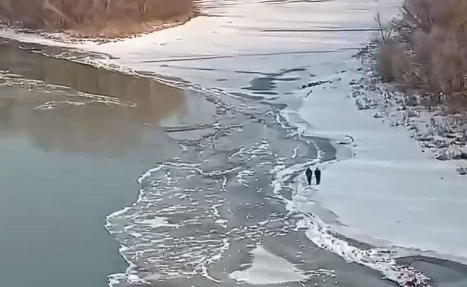    Дети гуляют по льду в Бийске. Источник: "В курсе 22"