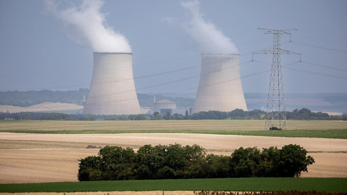  Christophe Petit Tesson / EPA / TASS- Атомная электростанция «Ножан» в центральной части Франции