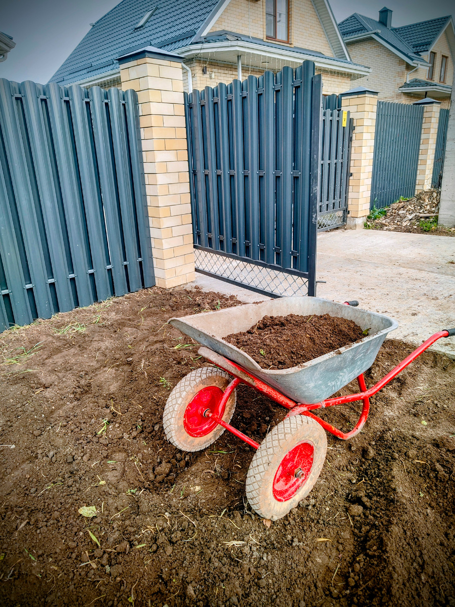 Горы привозной земли нужно распределить 