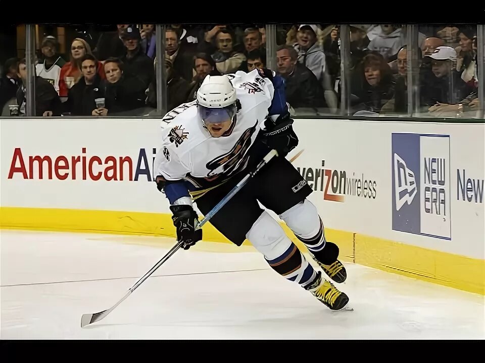 Саша ещё молодой, но в желтых шнурках.  фото: яндекс.