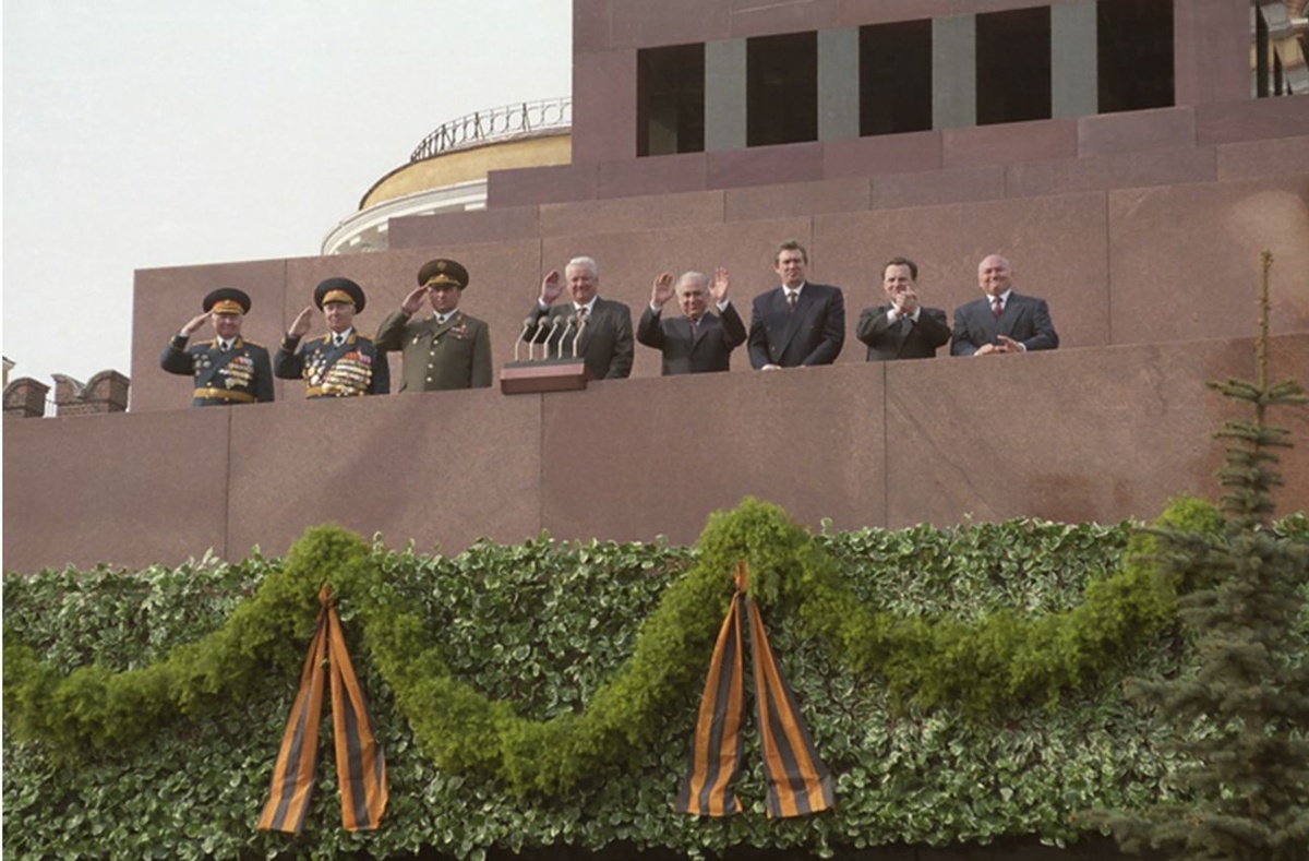 Борис Ельцин (в центре) на трибуне Мавзолея на праздновании 50-летия Победы. 9 мая 1995 года.