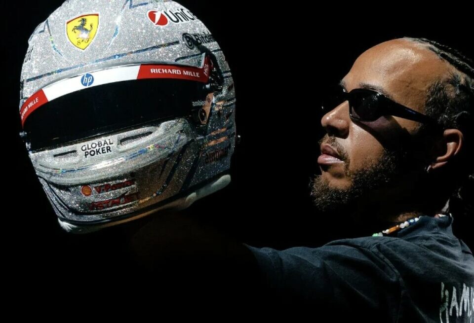    Льюис Хэмилтон выступит в шлеме с «бриллиантами» в Лас-Вегасе. ФотоСоцсети