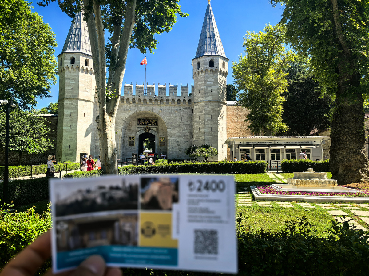 И вот она цель - Дворец Топкапы, осталось только войти. Палатки с аудиогидами правее ворот, на фото их видно.