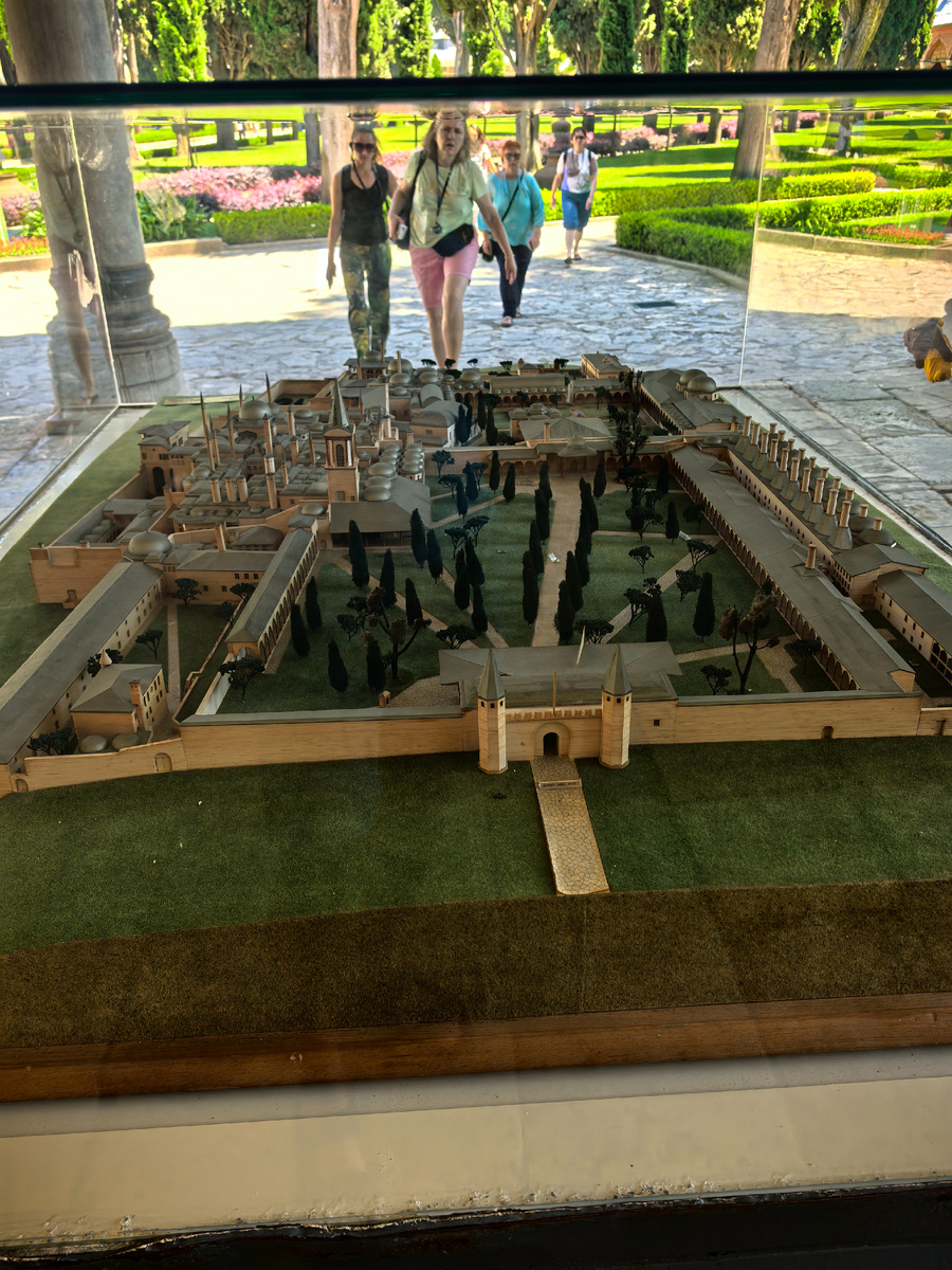 Пройдя ворота, сразу встречаешь макет дворца