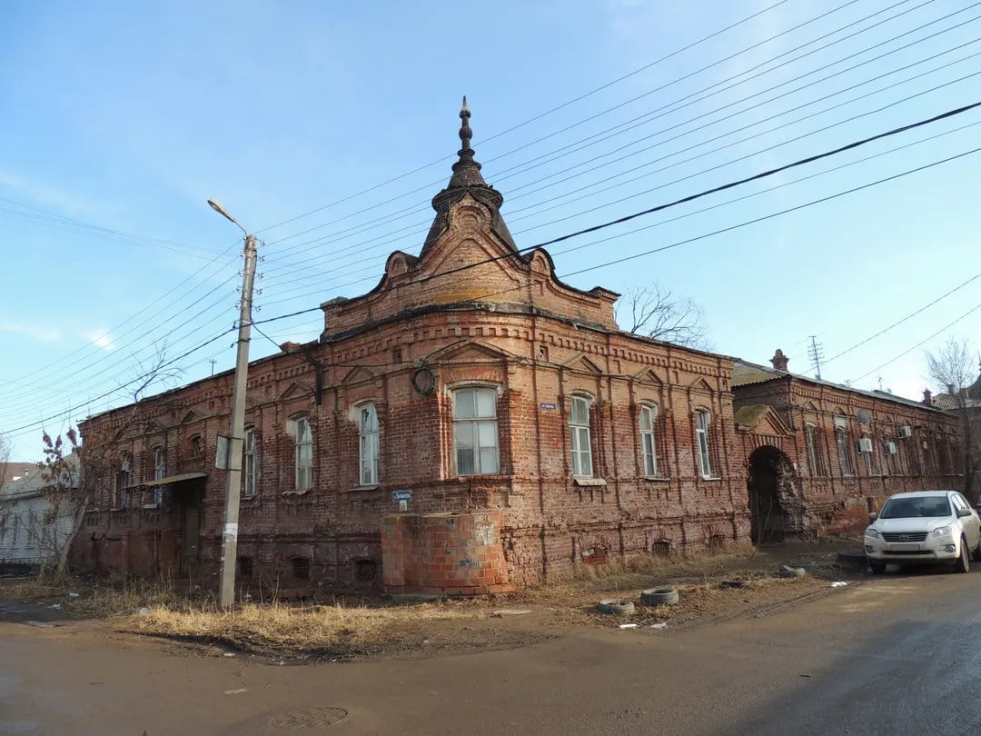    Армянская богадельня. До недавнего времени - жилой дом. Сейчас пустует. Фото с сайта Дом. РФ.