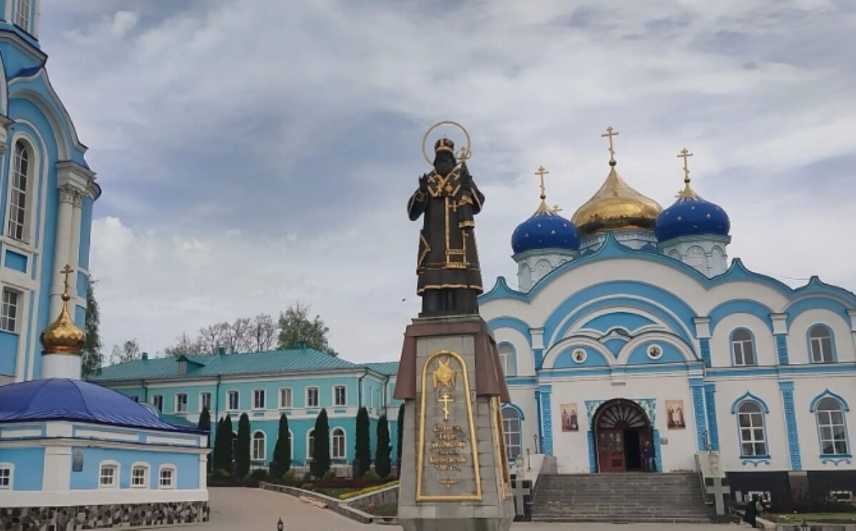 фото автора вид на монастырскоие постройки  и  памятник Тихону