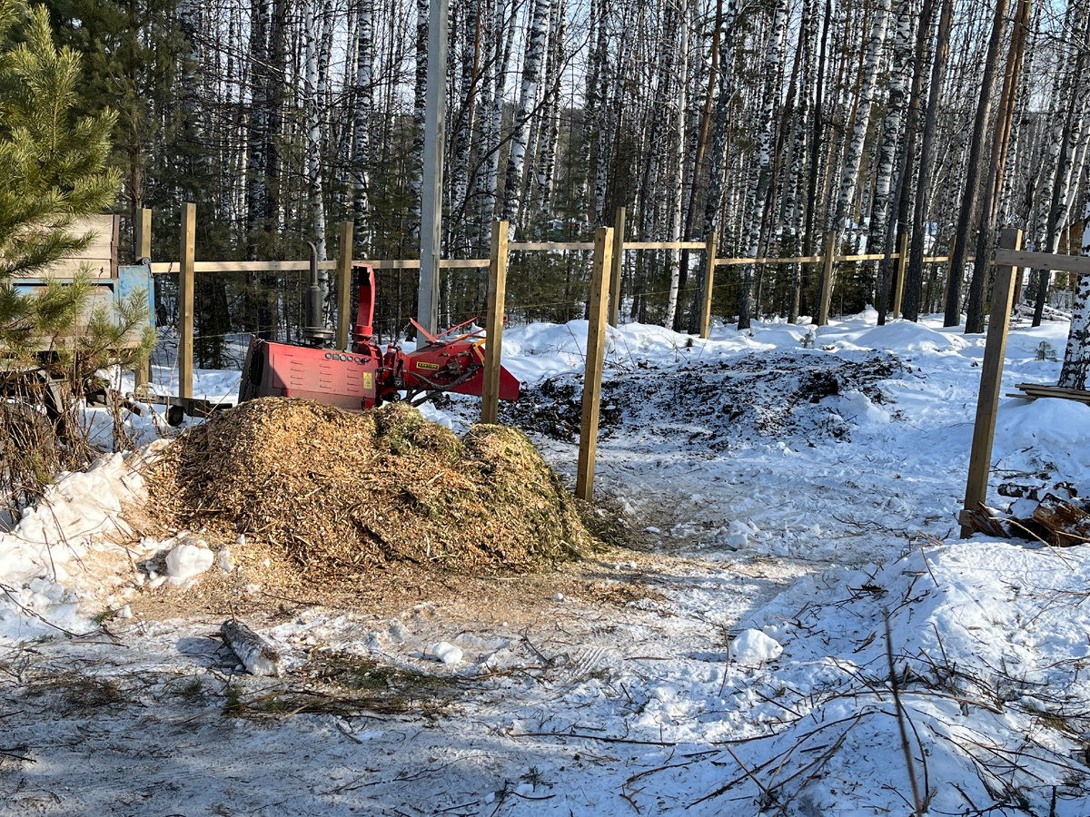 Дробилка! Перемалывает ветки диаметром до 20 см в труху.