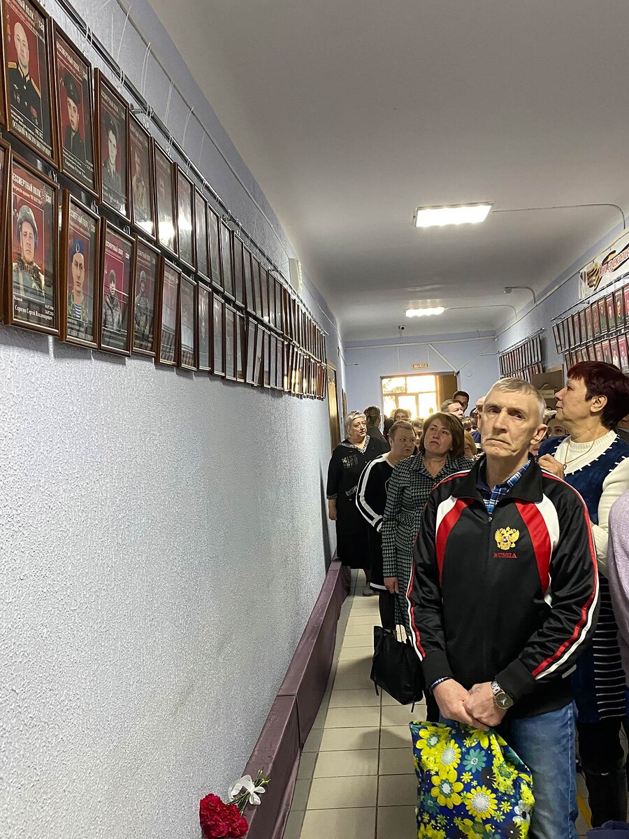 Особенно тяжело в эти минуты родственникам погибших воинов.