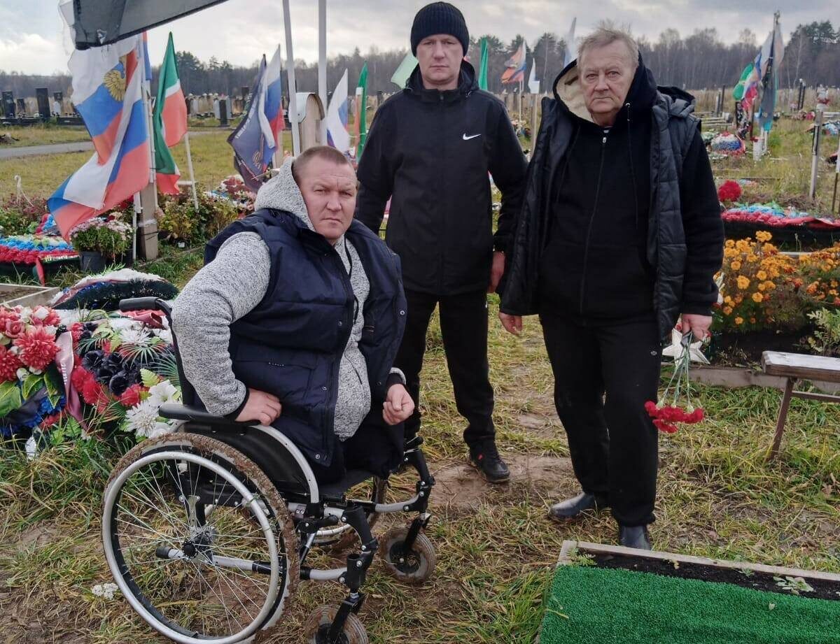 На фото Юрий с цветами / Фото предоставлено Юрием Денисовым / Слева-направо: Рамис (Сафар, г. Альметьевск, Калейкино), Антон (Змей, г. Казань), Юрий (Старый, г. Лениногорск)