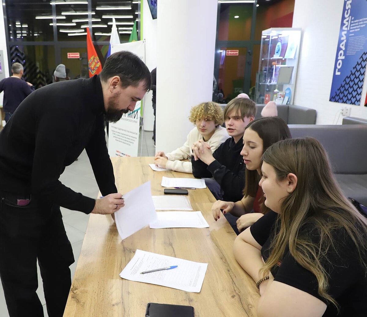 Количество баллов, которые наберет каждый проект и которые в итоге повлияют на рейтинг в общем отборе, определяются в том числе и организацией таких общегородских встреч с жителями. Поэтому на мероприятии проходила регистрация, велась видеосъемка, работала комиссия. Фото Александра ВАСИЛЬЕВА.