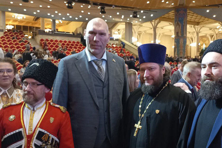    Внутри Храма Христа Спасителя царило оживление. Люди светские, встречая знакомых священнослужителей, обращались к ним с особым пиететом, целовали руки.   
Фото: Андрей Берец