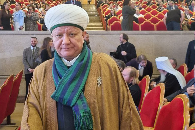    По словам Альбира Крганова, участие в соборе помогает Духовному собранию мусульман России лучше понимать, «чем живет Русский мир».   
Фото: Андрей Берец
