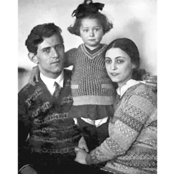 Майя Плисецкая с отцом Михаилом Плисецким и мамой Рахиль Мессерер, фотография 1927 года