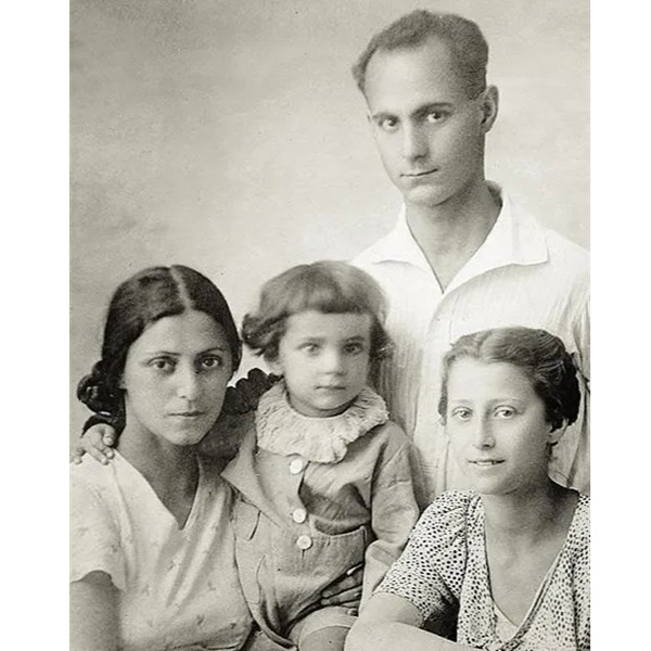Майя Плисецкая с мамой, младшим братом Азарием и дядей Аминадавом Мессерером, фотография 1938 года