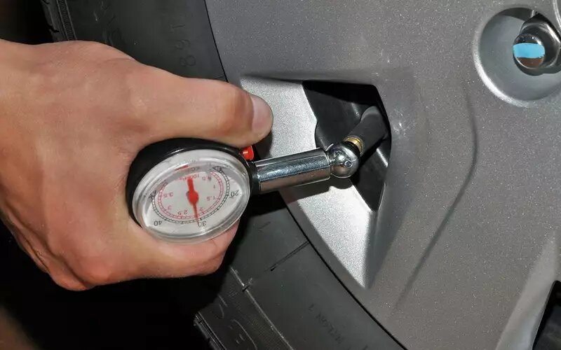    Проверять давление необходимо на холодных шинах, то есть либо перед поездкой, либо не ранее чем через полчаса после нее.