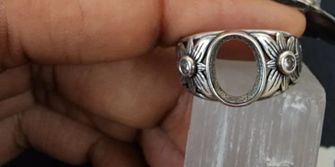 Почему камень выпадает из украшения: магическое объяснение.